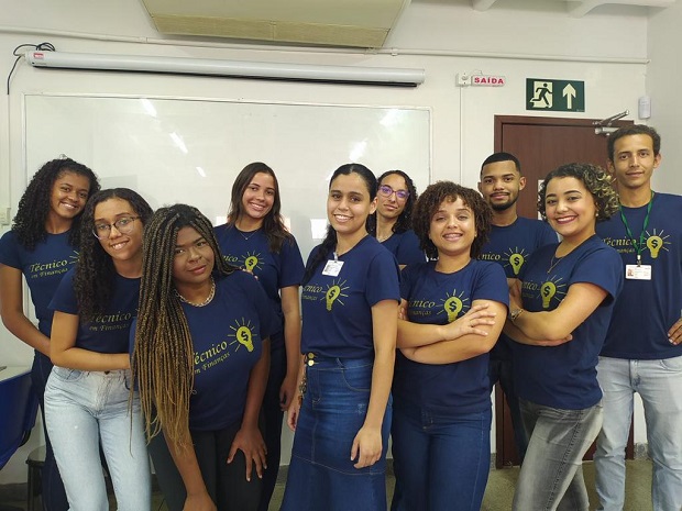 No Senac de Itabira, formandos de Técnico em Finanças pelo Trilhas de Futuro comemoram a conclusão do curso.  Foto: Divulgação Senac